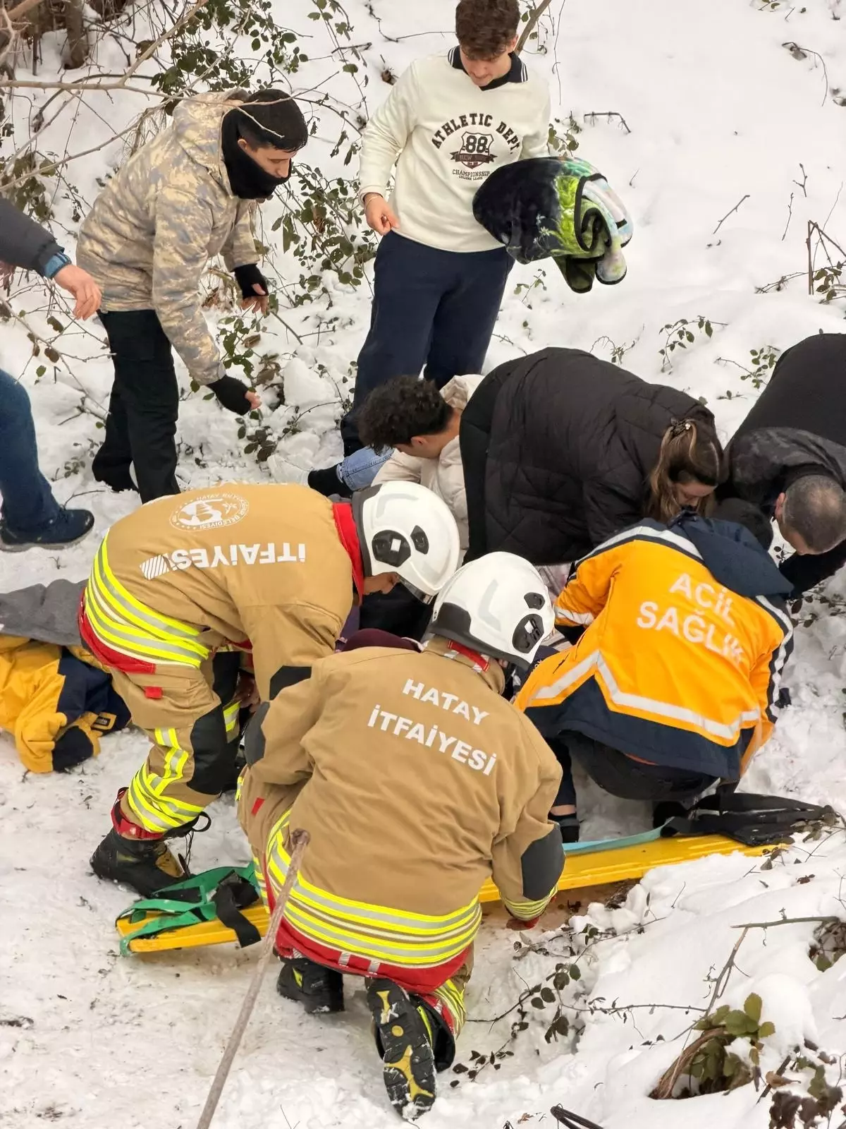 Hatay\'da Köprüden Dereye Düşen Araçta 5 Yaralı