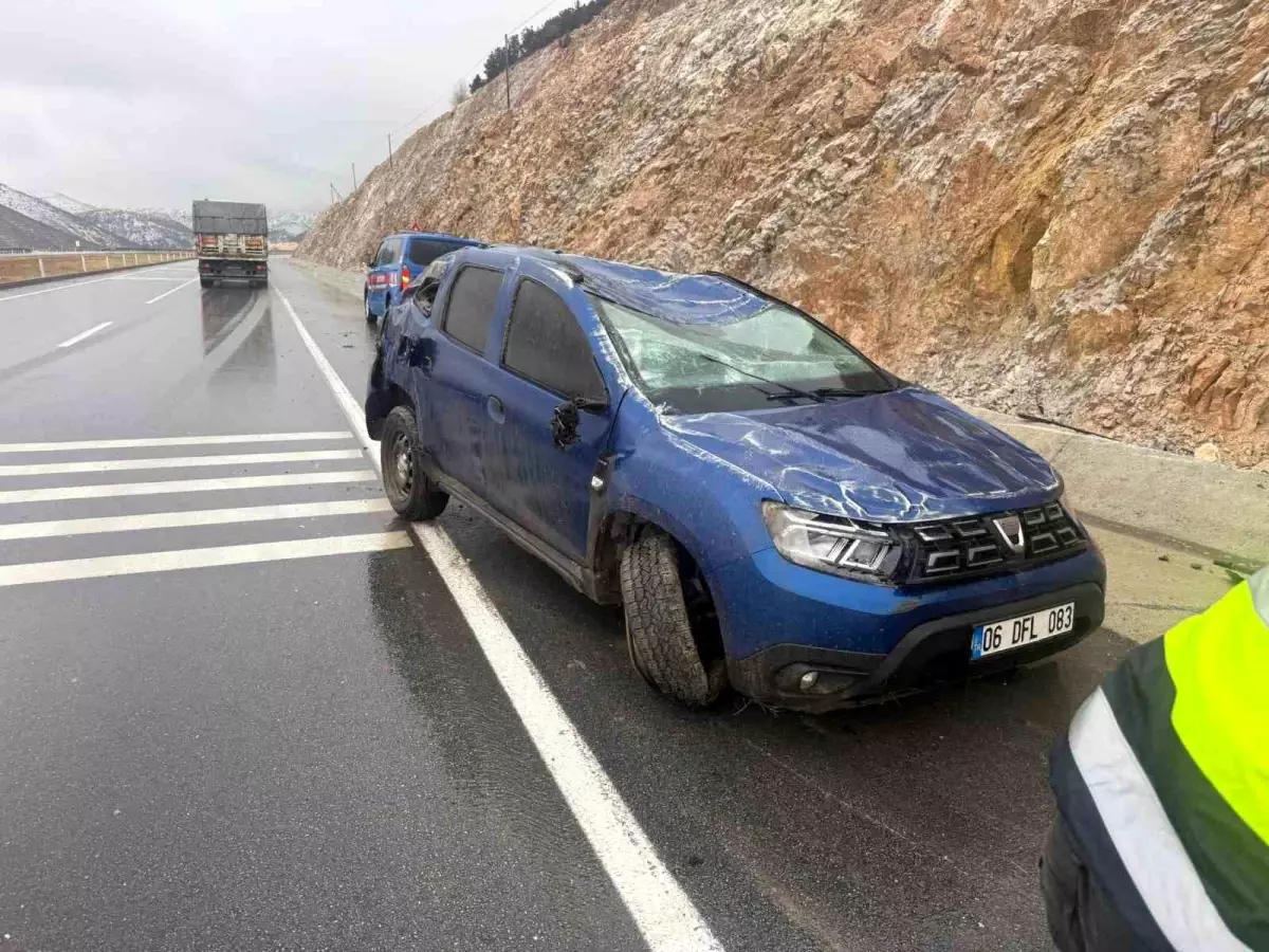 Afyonkarahisar\'da Kaza: Sürücü Yaralı Kurtuldu