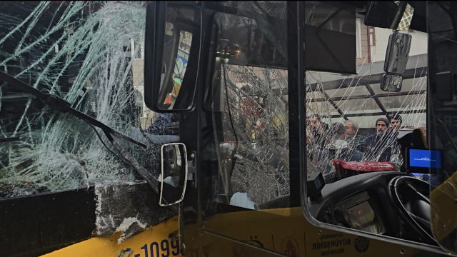 İETT otobüsleri kafa kafaya çarpıştı! Yaralılar var