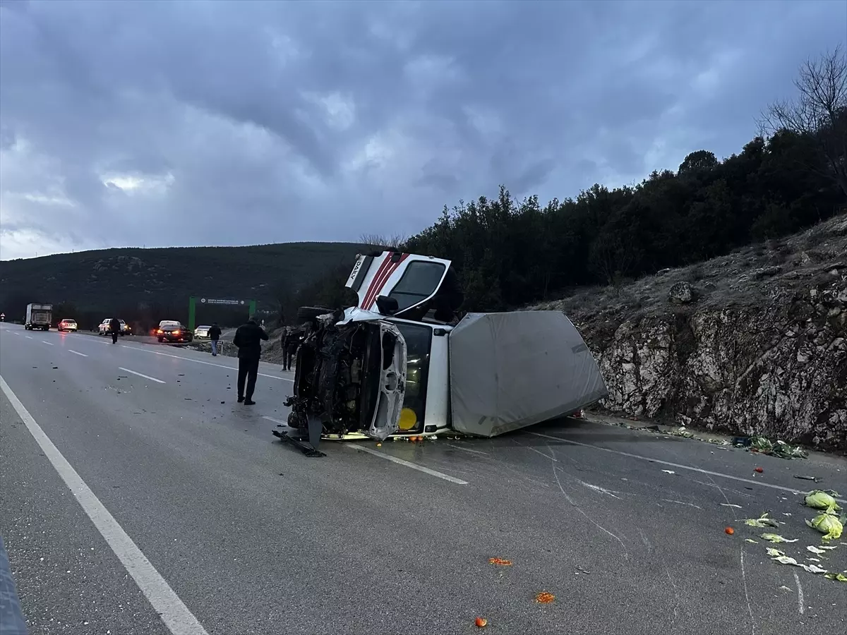 Isparta\'da Sebze Yüklü Kamyonet Devrildi