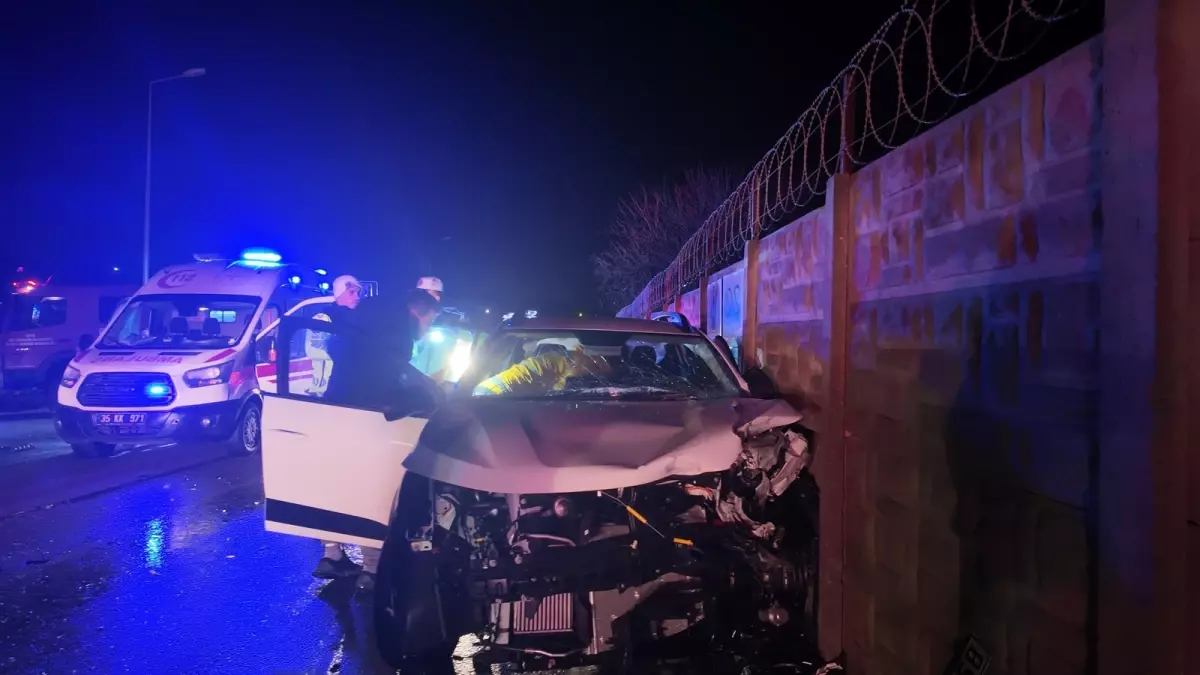 Foça\'da Trafik Kazası: 6 Yaralı