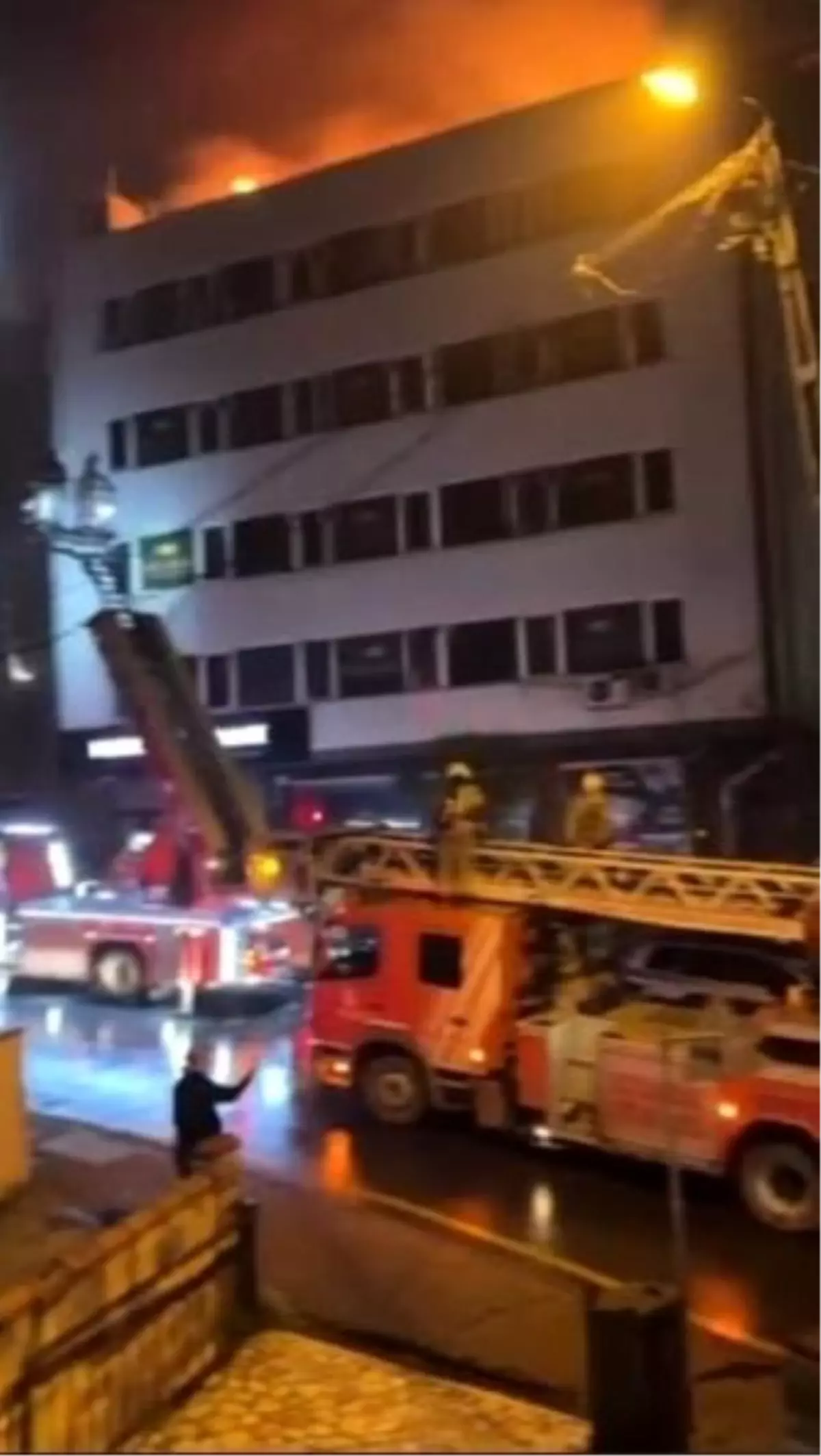 Kağıthane\'de Çatı Yangını Kontrol Altına Alındı