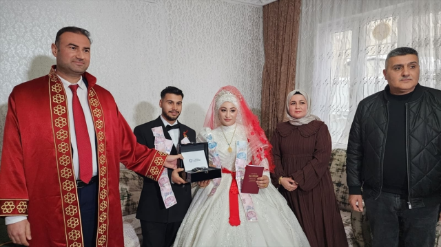 Kar engel olamadı: Nikah salonuna gidemeyen çiftin imzası evde atıldı