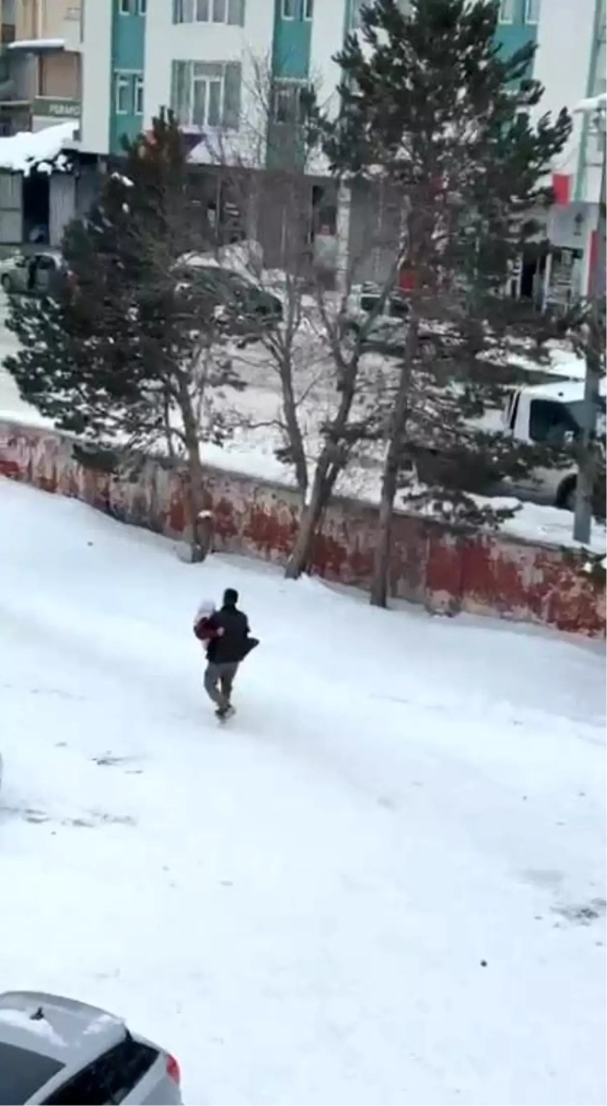 Kars\'ta vefa dolu görüntü: Hasta annesini kucağında taşıdı