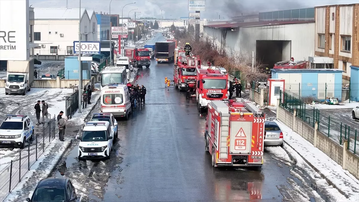 Kayseri OSB\'de Mobilya Fabrikasında Yangın