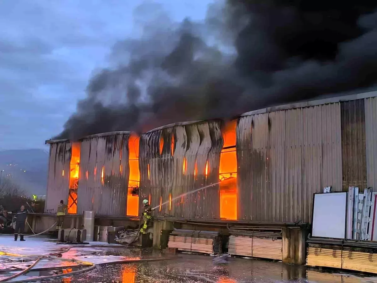 Hatay\'da Lastik Deposunda Yangın