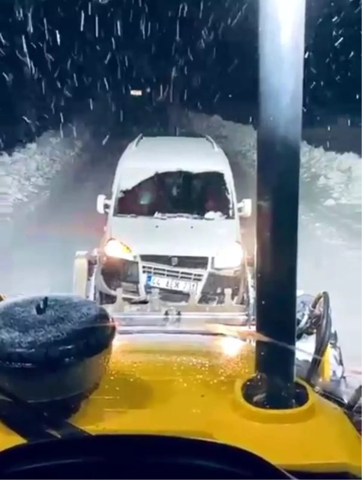 Sincik\'te Kar Yağışı, Araçlar Mahsur Kaldı