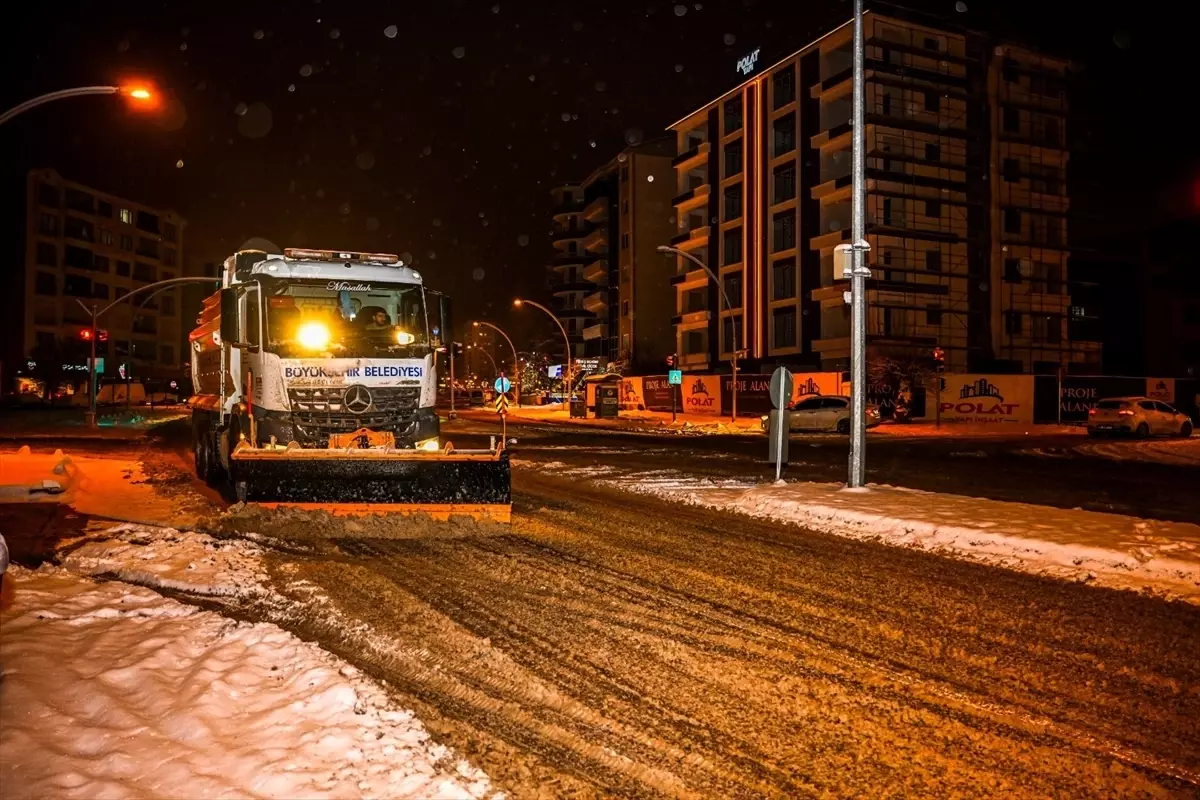 Malatya\'da 7 İşçi Karın İçinde Mahsur Kaldı