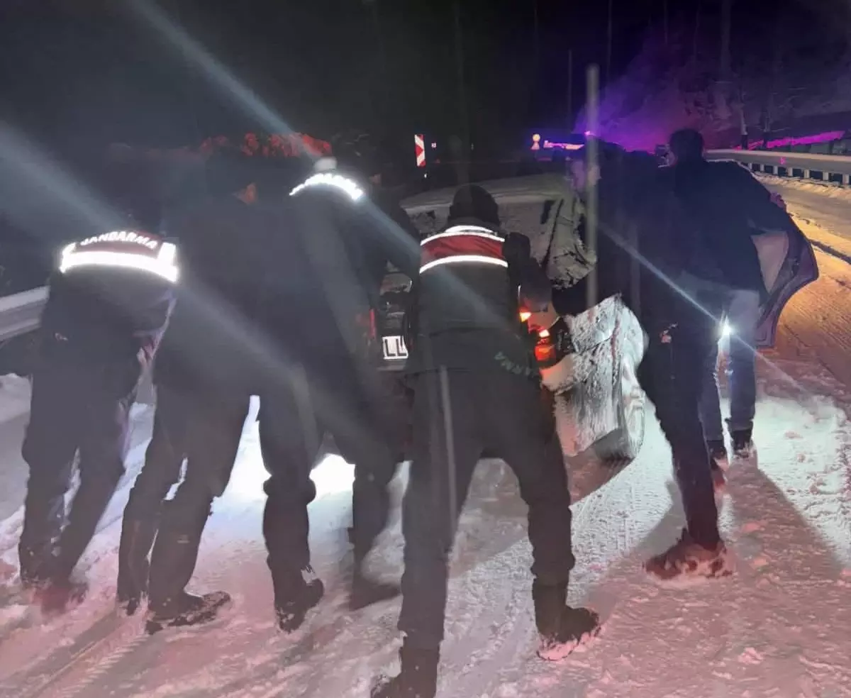 Doğanşehir\'de Jandarmadan Kar Yardımı