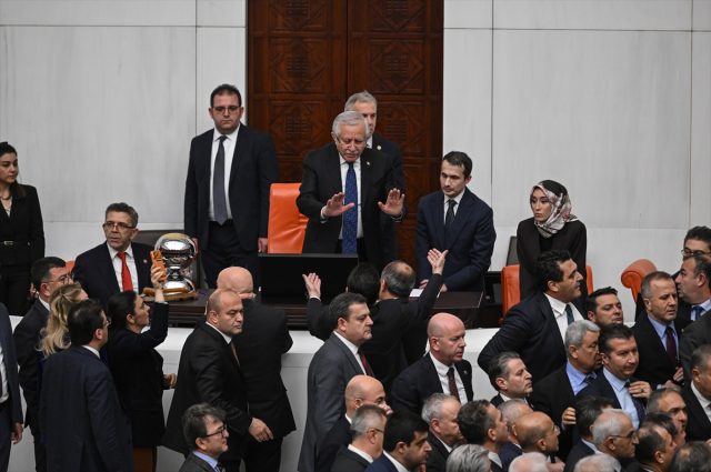 Meclis'te kavga! Oturuma iki kez ara verildi Meclis'te kavga! Oturuma iki kez ara verildi