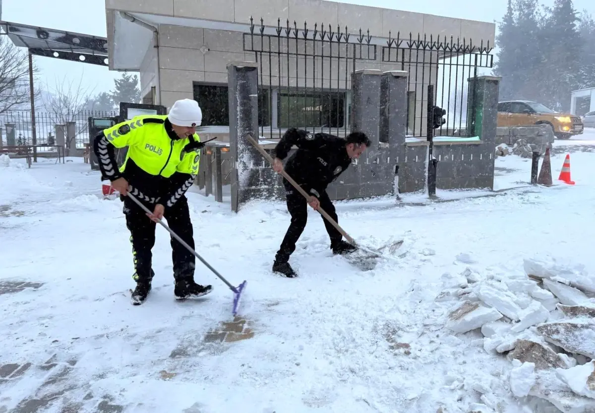 Hasanbeyli\'de Emniyet Ekiplerinden Kar Temizliği