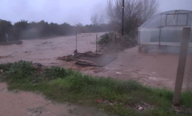 Sağanak yağış afet getirdi! Mahsur kalanlar botla kurtarıldı