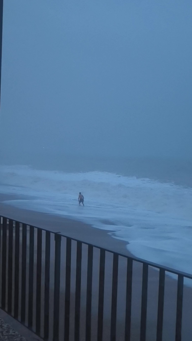 Sahilde şınav çekti, 2 metrelik dalgaları görünce koşarak kaçtı
