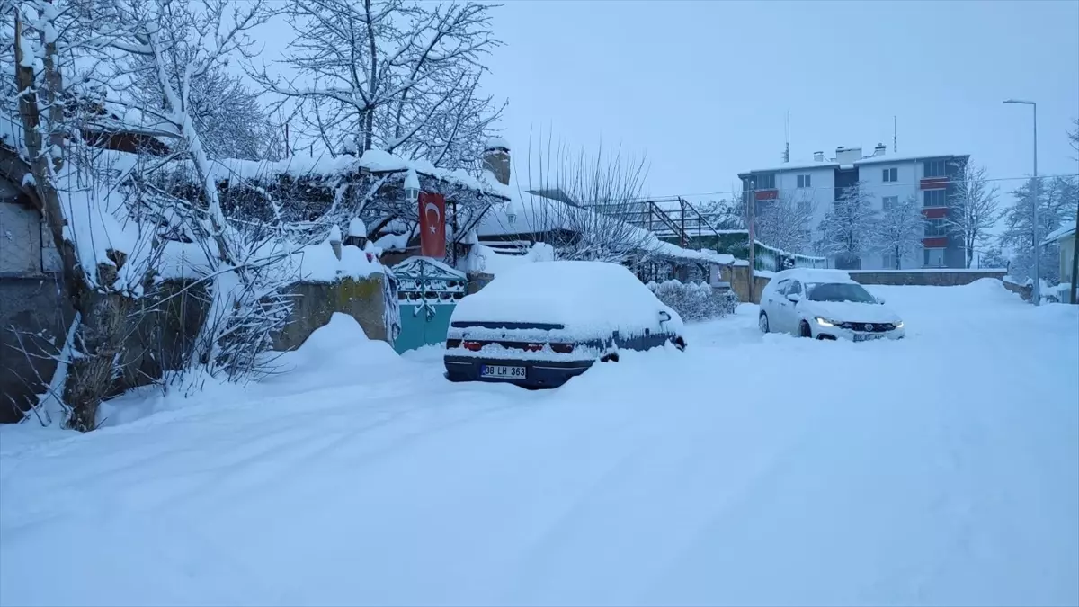 Kayseri\'de Kar Yağışı Hayatı Olumsuz Etkiledi