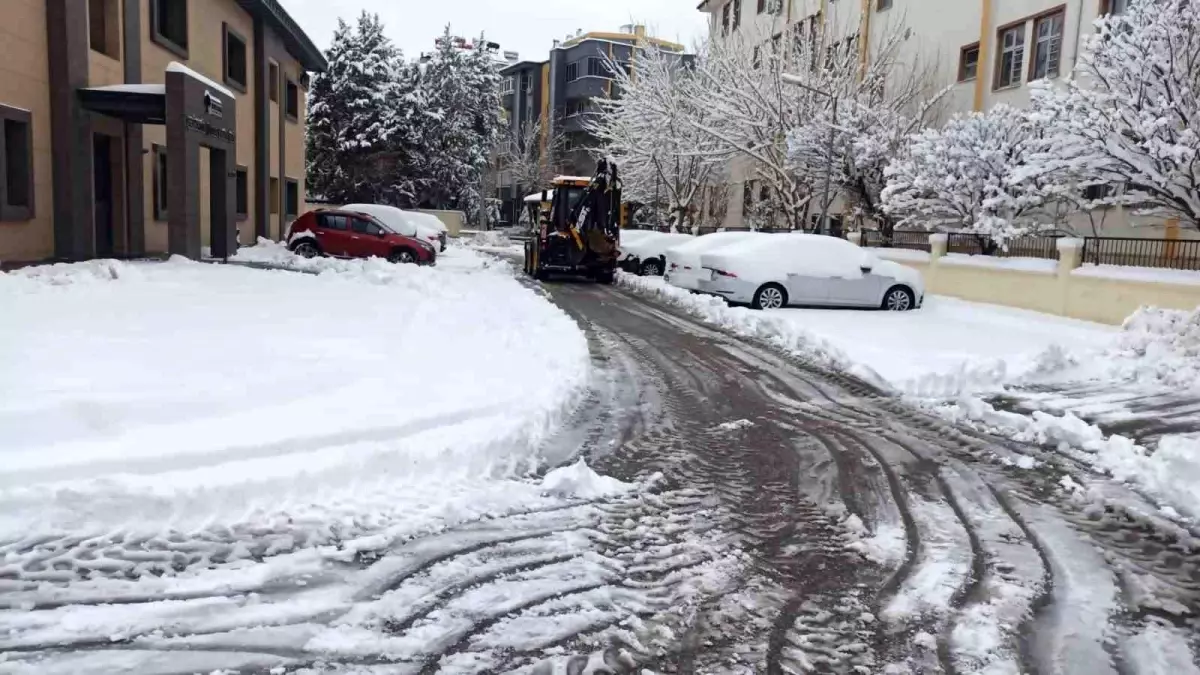 Şehitkamil\'de karla mücadele aralıksız sürüyor