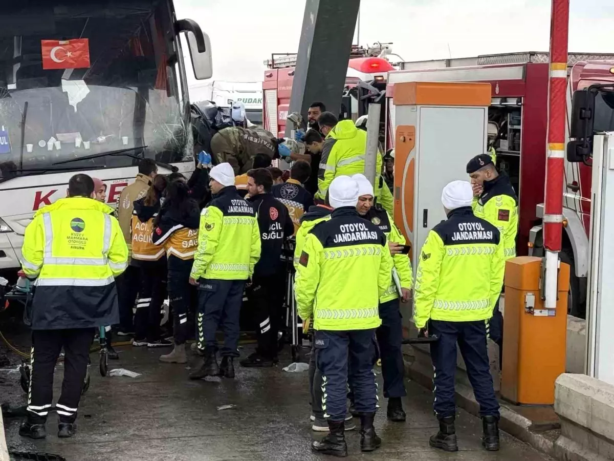 İstanbul Otoyolunda Otobüs ve Araç Çarpıştı