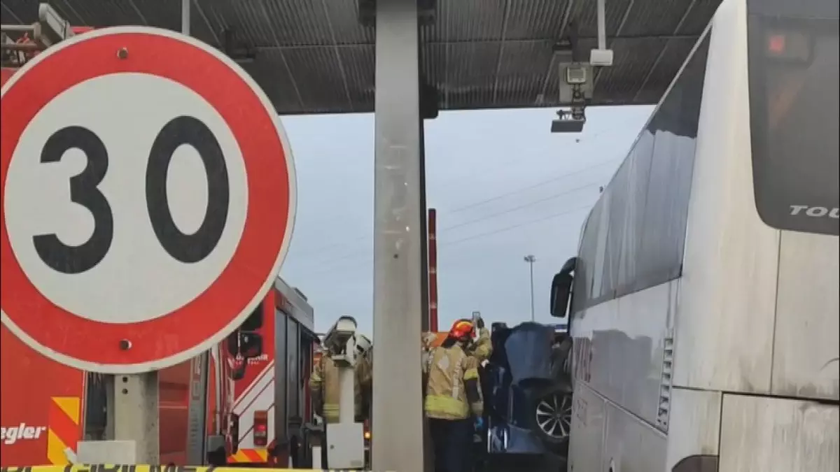 Otoyolda Otomobil ve Otobüs Çarpıştı