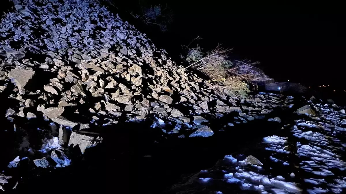 Türkeli\'de Toprak Kayması: Üç Köy Yolu Kapandı