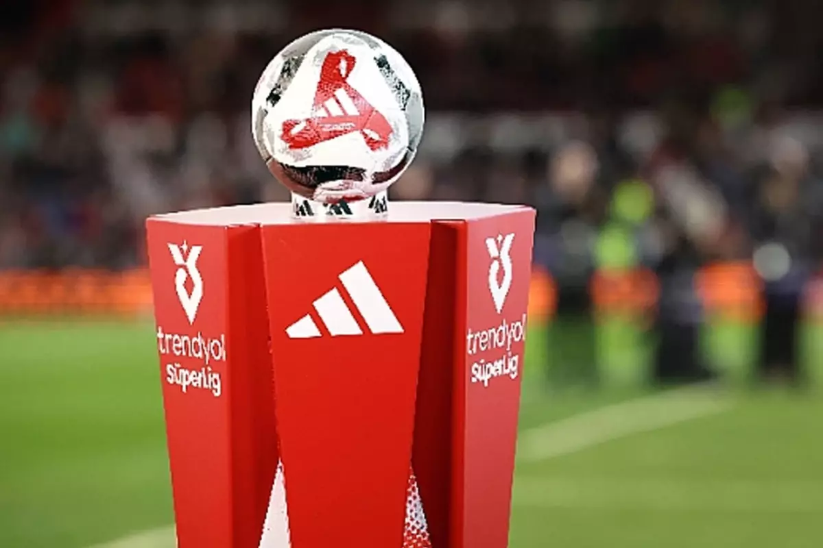 Süper Lig devinde kriz! Taraftar transfer bekliyor, başkan oyuncu satıyor 