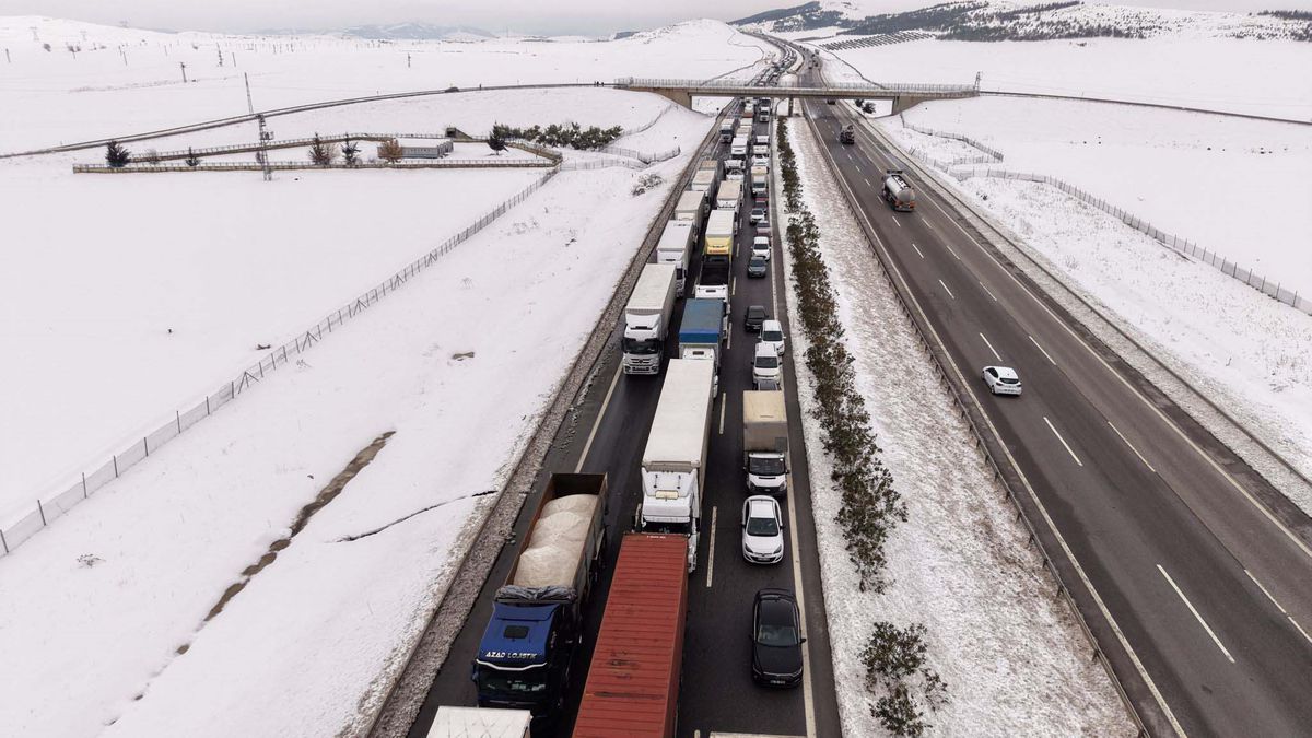 Gaziantep\'te Kar Sonrası Araç Kuyruğu