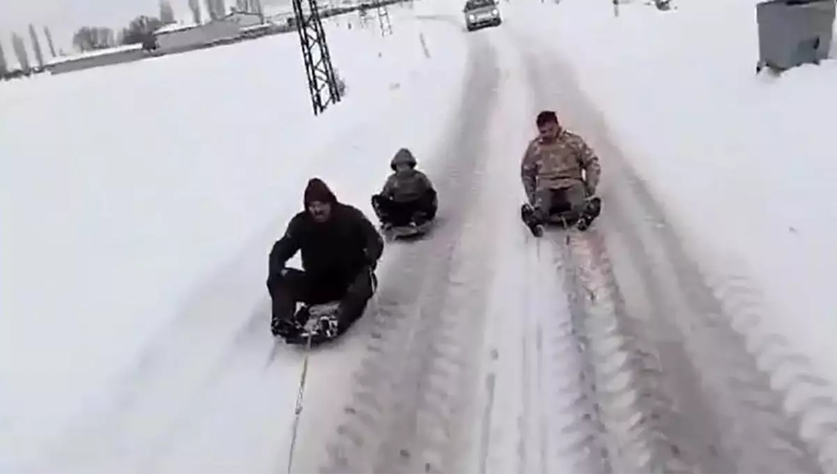 Kayseri\'de Traktörle Kayak Eğlencesi