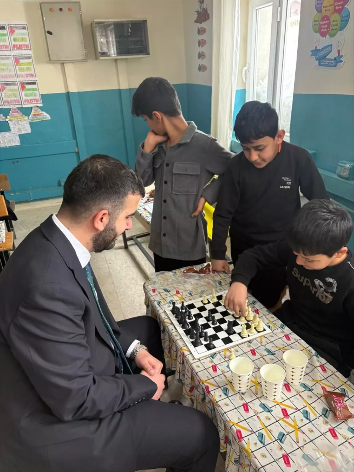 TÜGVA Hakkari Temsilciliğinden "Ortaokul Vakıf Okulu" programı uygulanan okullara ziyaret