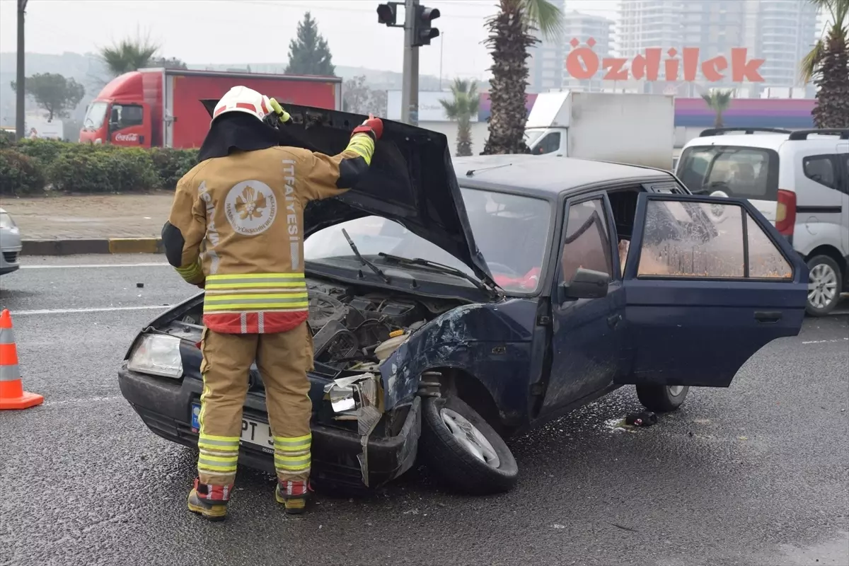 Turgutlu\'da Otomobil ve Otobüs Çarpıştı