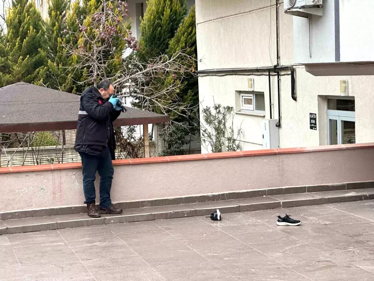 Uşak\'ta Çatıda Düşen Apartman Yöneticisi Hayatını Kaybetti