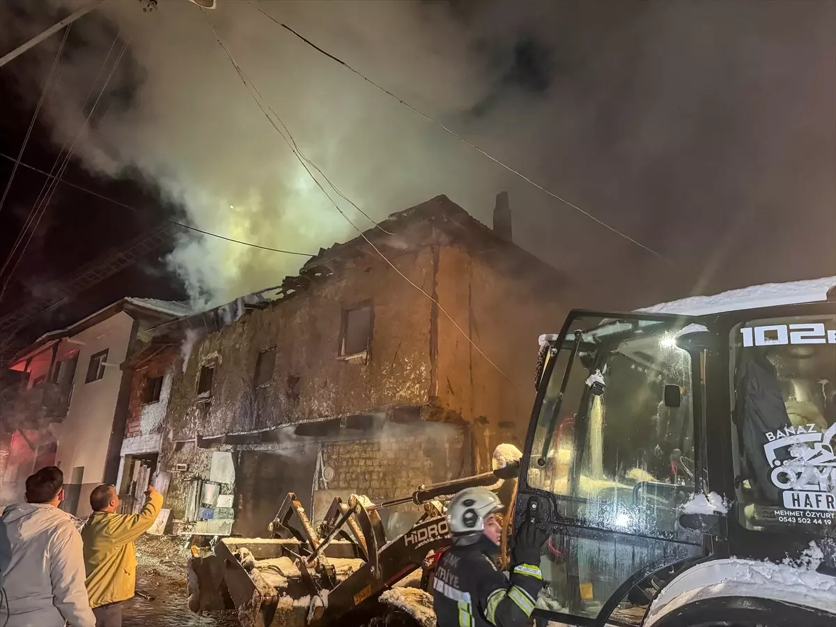 Uşak\'ta Yangın: Çift Dumandan Etkilendi