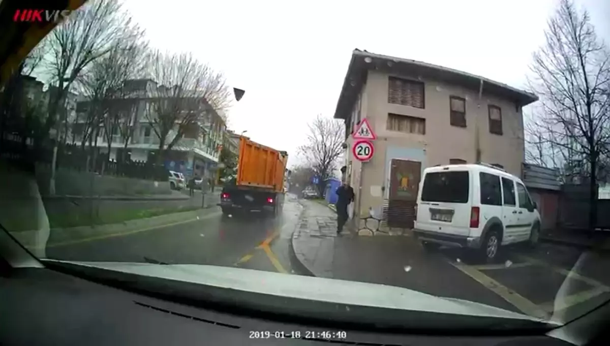 Üsküdar\'da hafriyat kamyonunun açılan damper kapağı yayaya ve araçlara çarptı