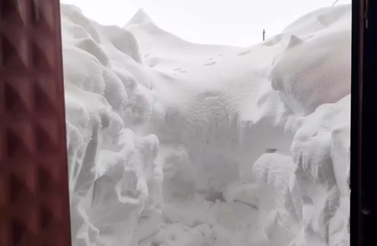 Sivas\'ta Kar Yağışı Samanlığı Çöktürdü