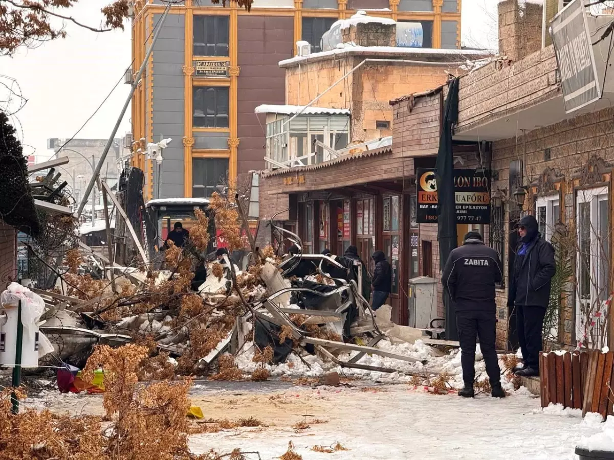 Yoğun kar yağışı Suruç\'taki sanat sokağında çökmeye neden oldu