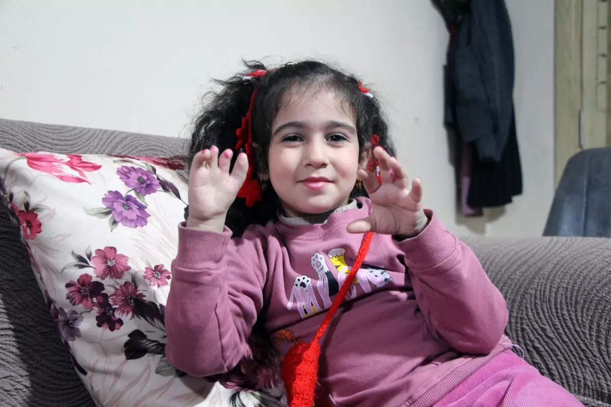 Yapışık parmakla doğan Elif\'in tedavisi babasının işten çıkarılmasıyla yarım kaldı
