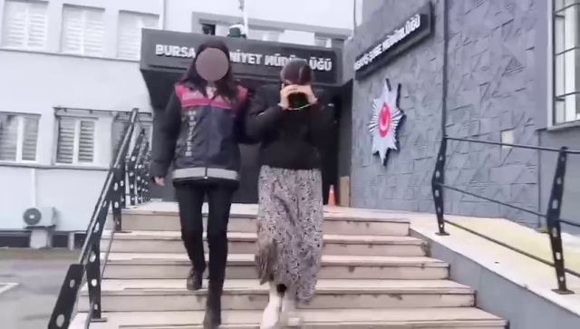 107 suç kaydı olan kadın hırsız, polis baskınında baza altında yakalandı