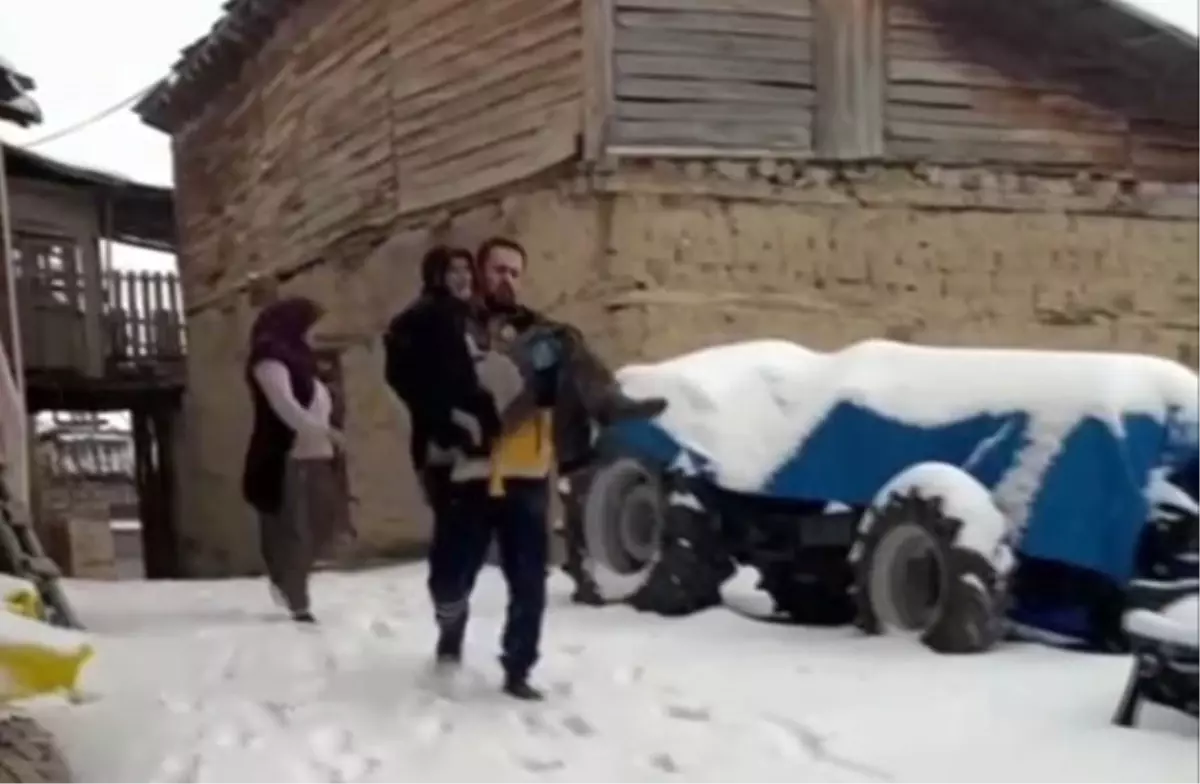 Paramedik Kılıç, 90 Yaşındaki Hastayı Kucağında Taşıdı