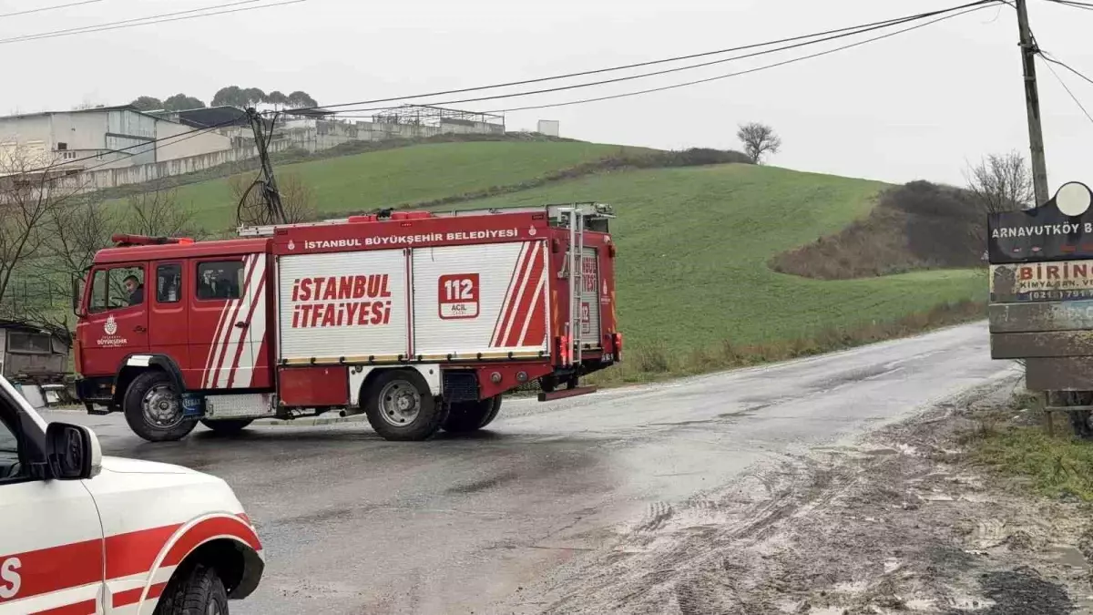 Arnavutköy\'de Kaza: Otomobil Kanalda Ters Uçtu