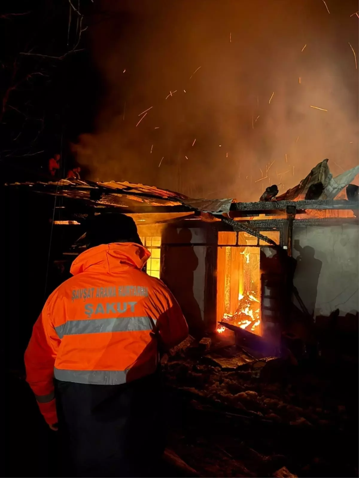 Şavşat\'ta Ahşap Ev Yandı