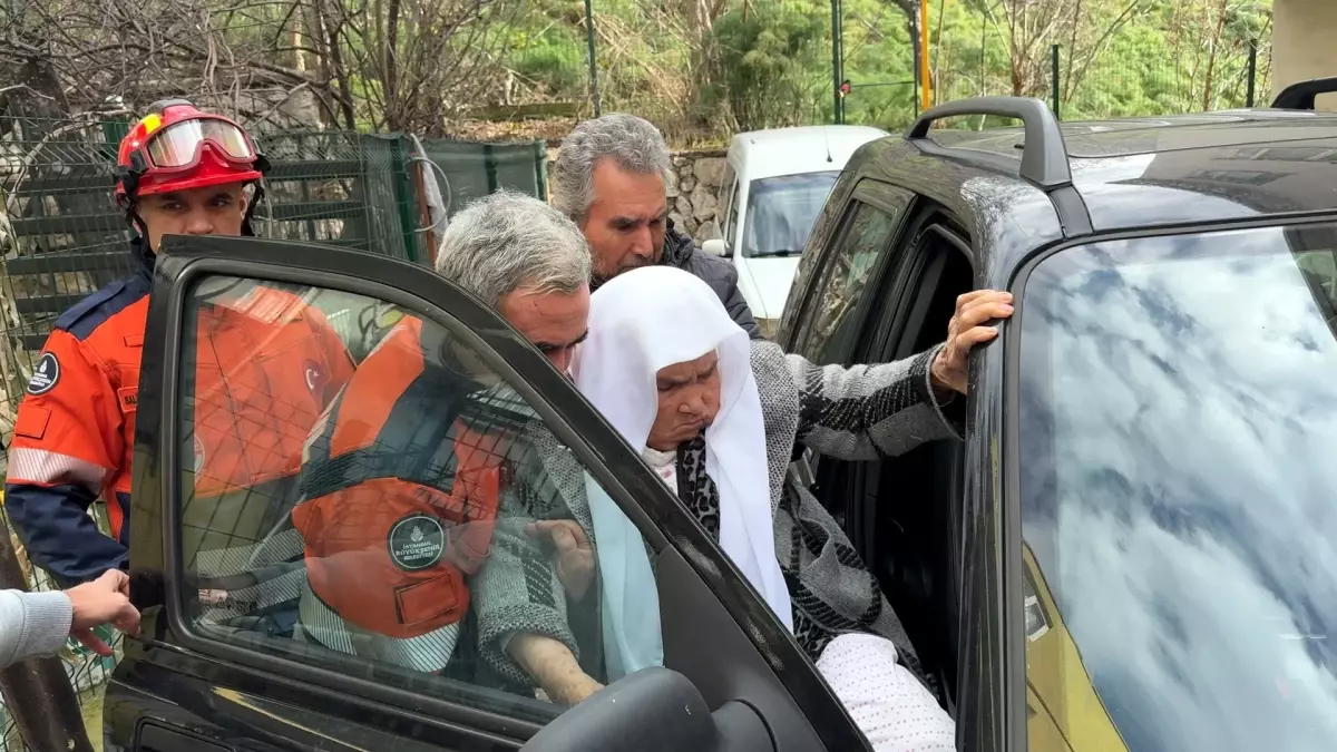 90 Yaşındaki Kadın İtfaiye ile Hastaneye Götürüldü