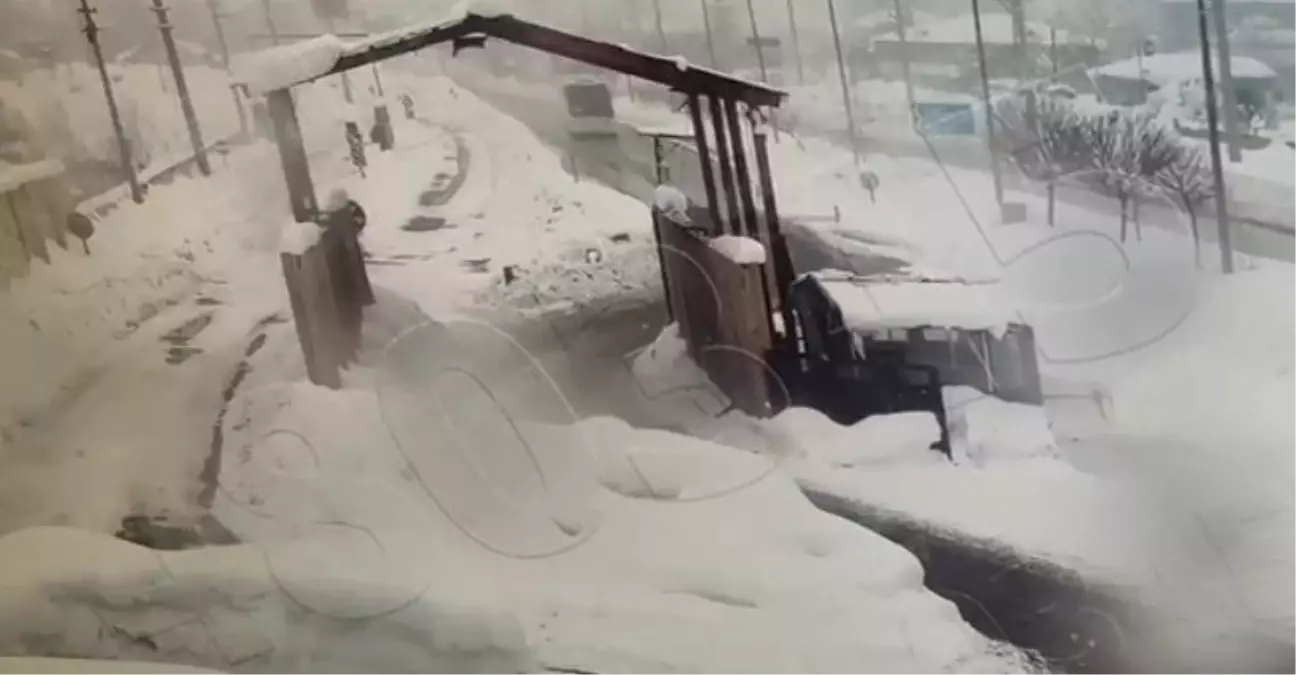 Bitlis\'te Otobüs Kazası: 4 Polis Yaralı