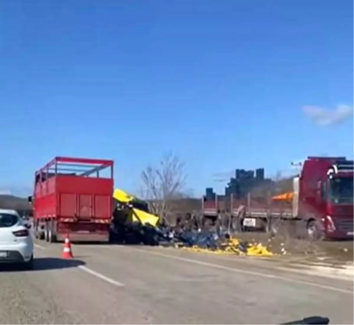 Çavdır\'da Limon Yüklü Tır Devrildi