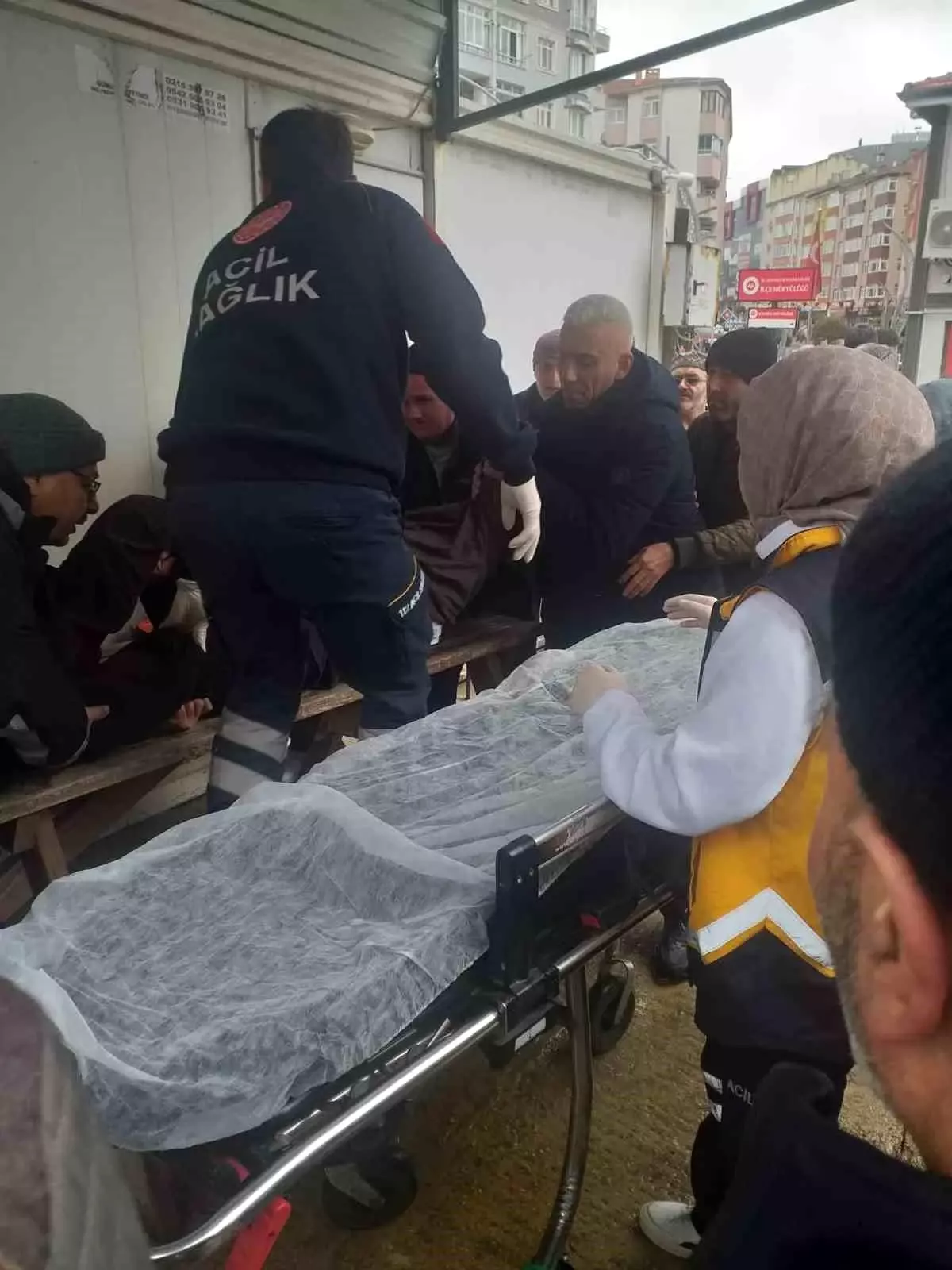 Cemaat Cuma Namazında Fenalaşan Vatandaş Hayatını Kaybetti