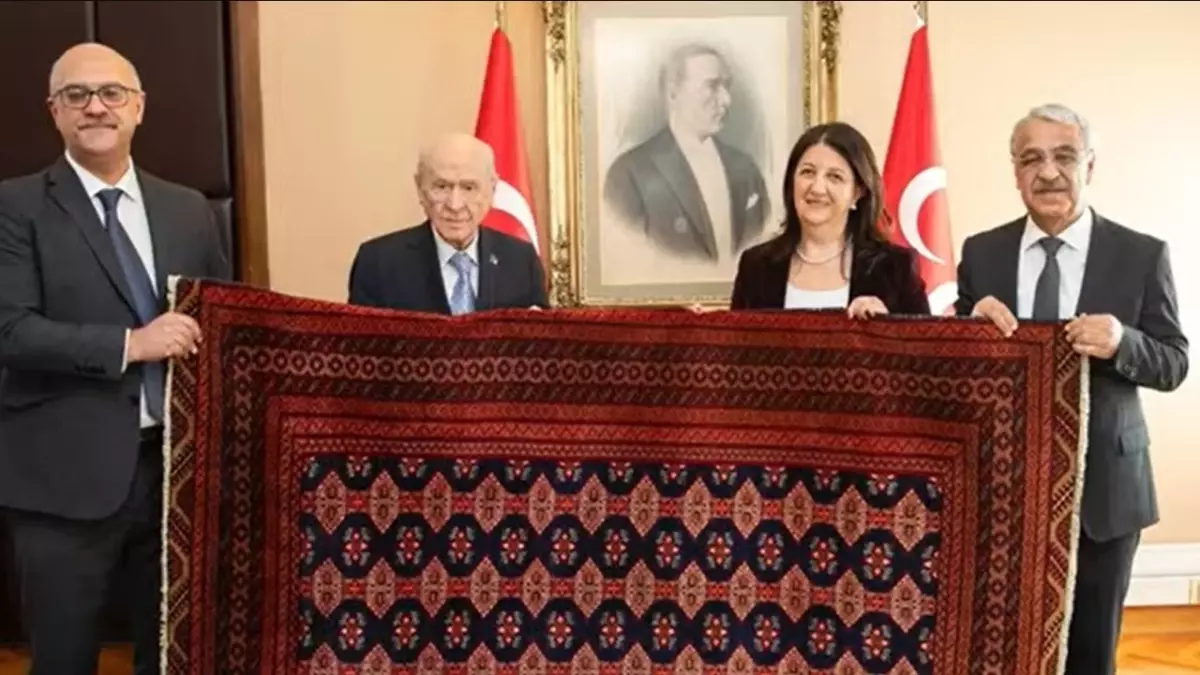 DEM heyeti, Öcalan\'ın Bahçeli\'ye hediye olarak gönderdiği kilimi vermiş