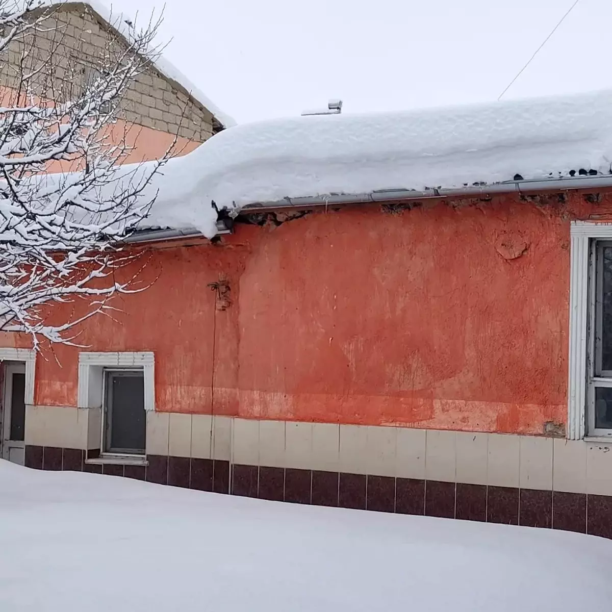 Kayseri\'de Kar Etkisi: Ahır Çatısı Çöktü