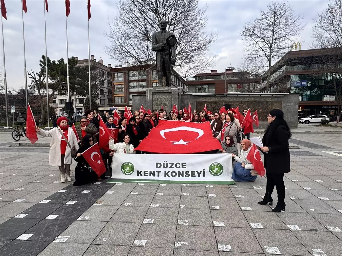 Düzce\'de Türk Bayrağına Saldırıya Tepki