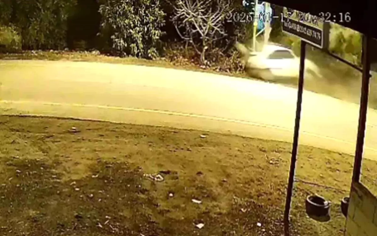 Elektrik direğine saplanan otomobil 18 yaşındaki gence mezar oldu