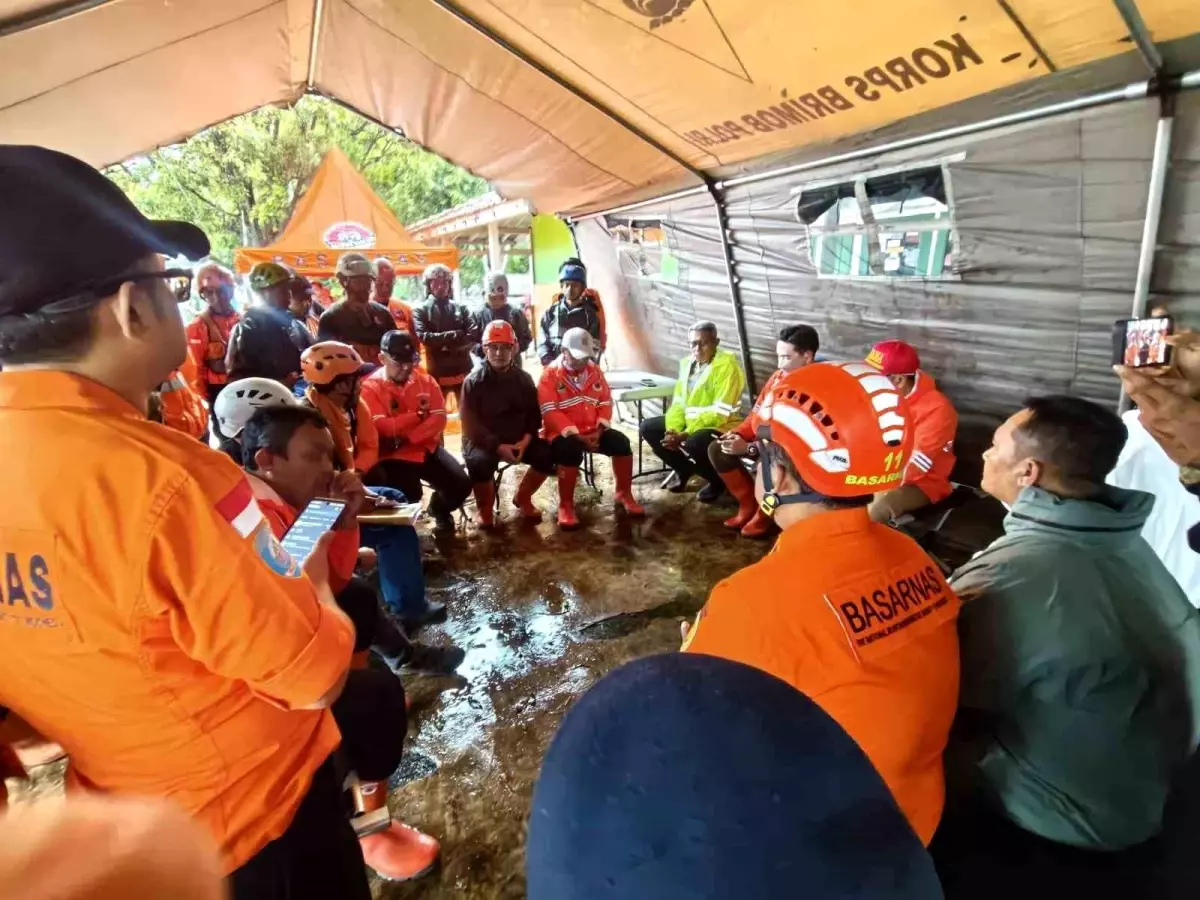 Endonezya\'da Heyelan Faciası: 7 Ölü, 82 Kayıp