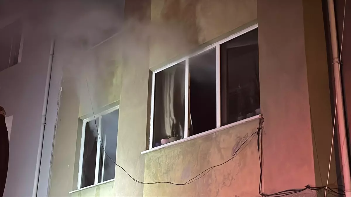 Eskişehir\'de 3 Katlı Binada Yangın