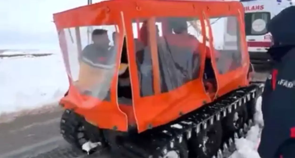 AFAD\'dan Karla Kaplı Yolda Kurtarma