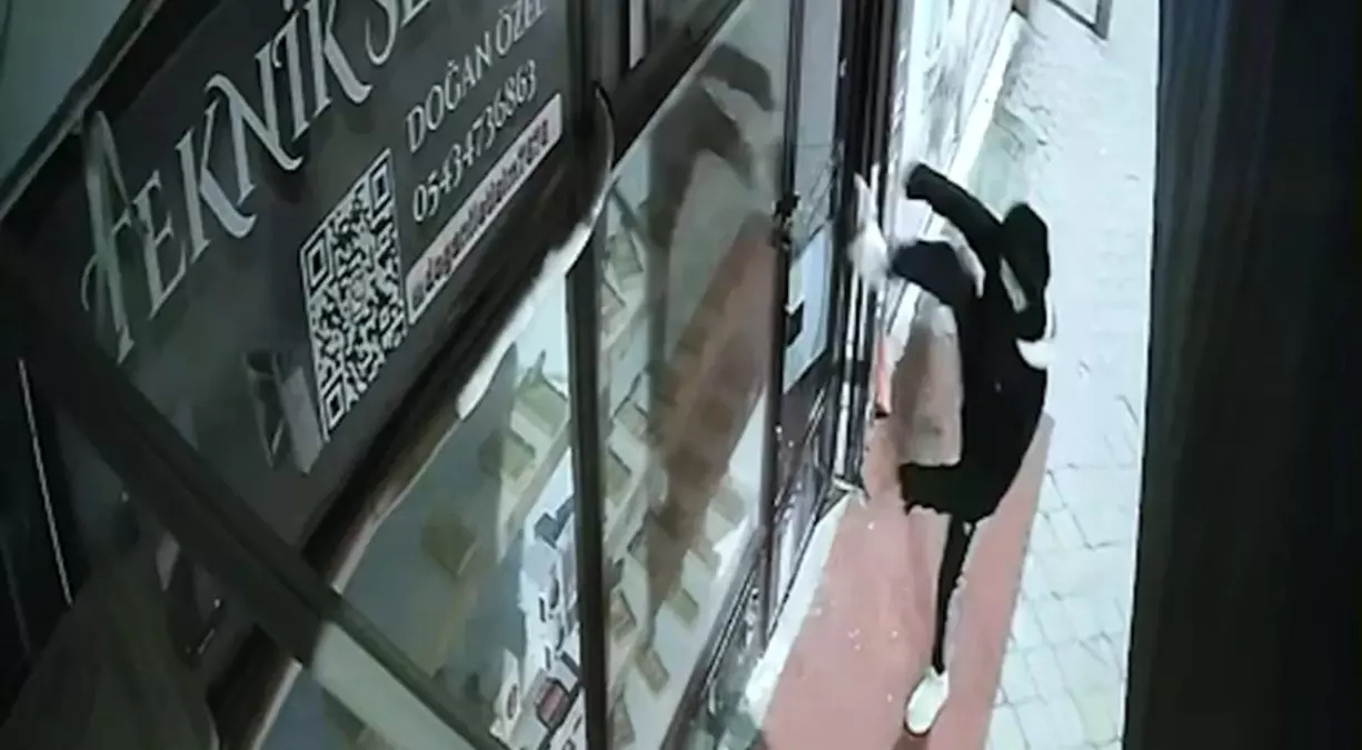 Iğdır\'da Cep Telefonu Dükkanına Hırsızlık