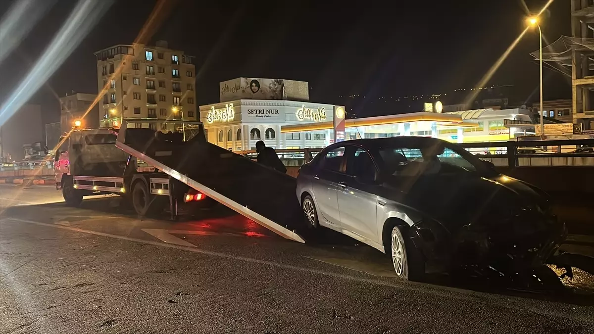 İskenderun\'da Bariyere Çarpan Otomobil Sürücüsü Yaralandı